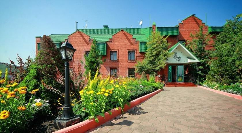 Aleksandrovsky Dvor Featured Image