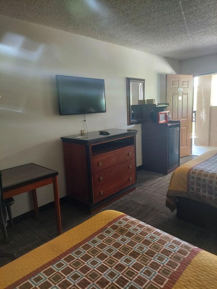 Shelaine Inn Room