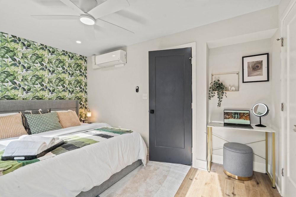 1BR Passyunk AveStunner-Perfect Location Room