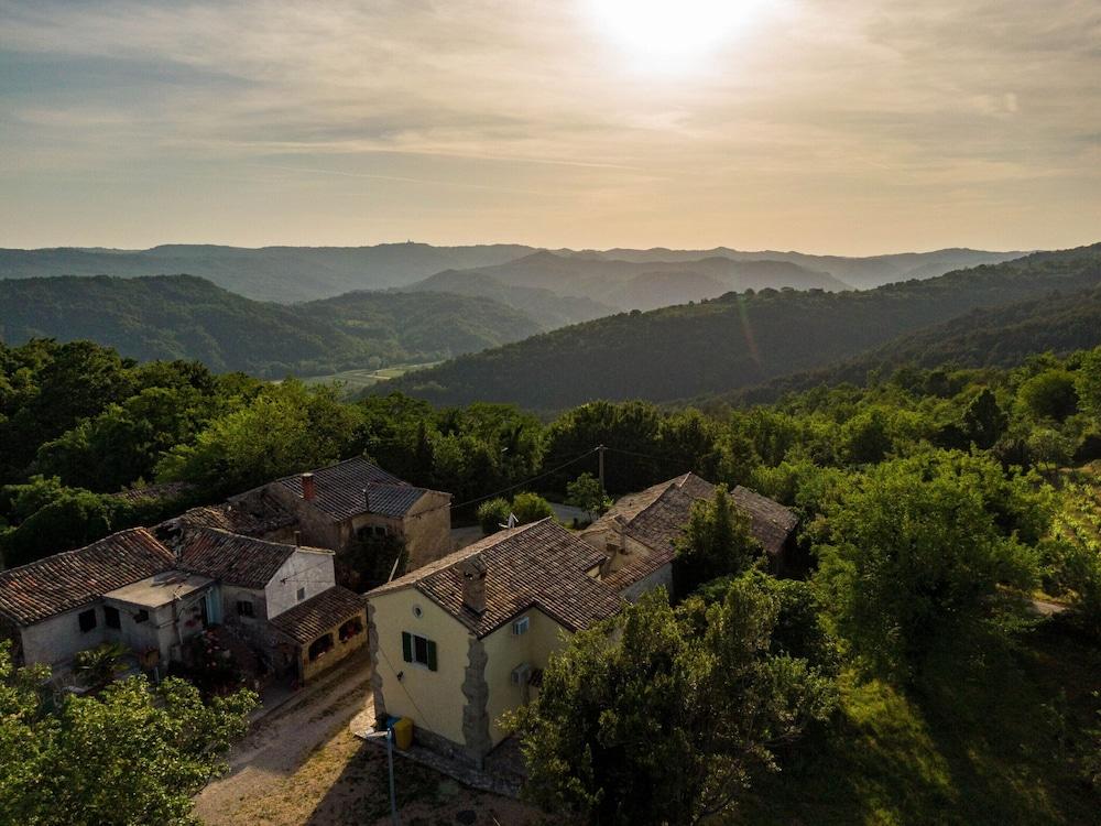 Comfortable Holiday Home With Pool Exterior