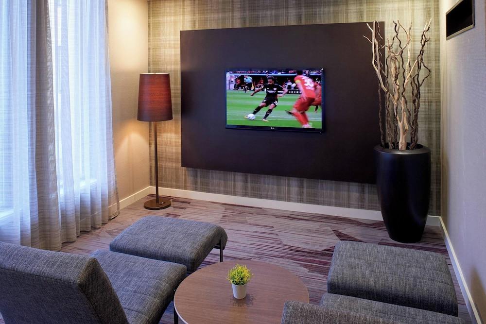 كورتيارد باي ماريوت ديترويت إيربورت... منطقة الانتظار في الردهة