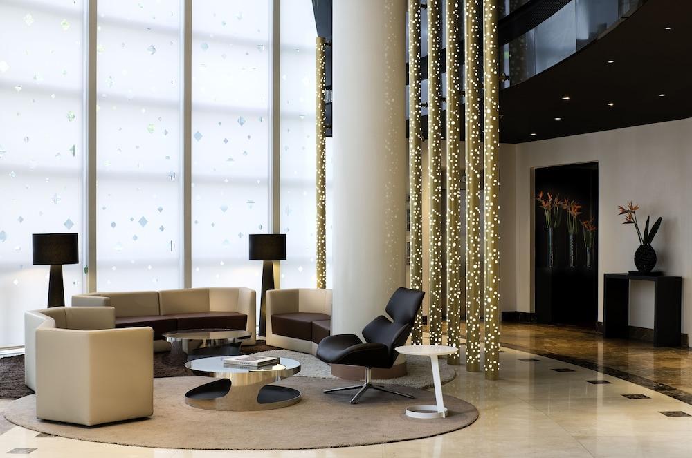 بولمان باريس لا ديفينس منطقة الجلوس في الردهة