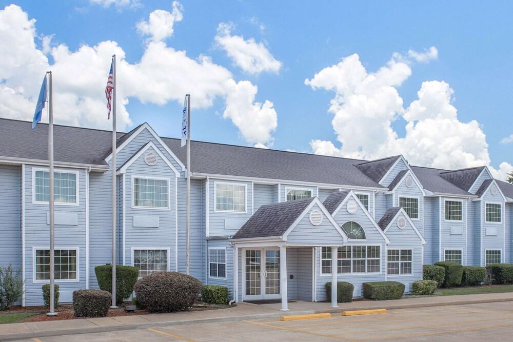 Microtel Inn by Wyndham Broken Bow Featured Image