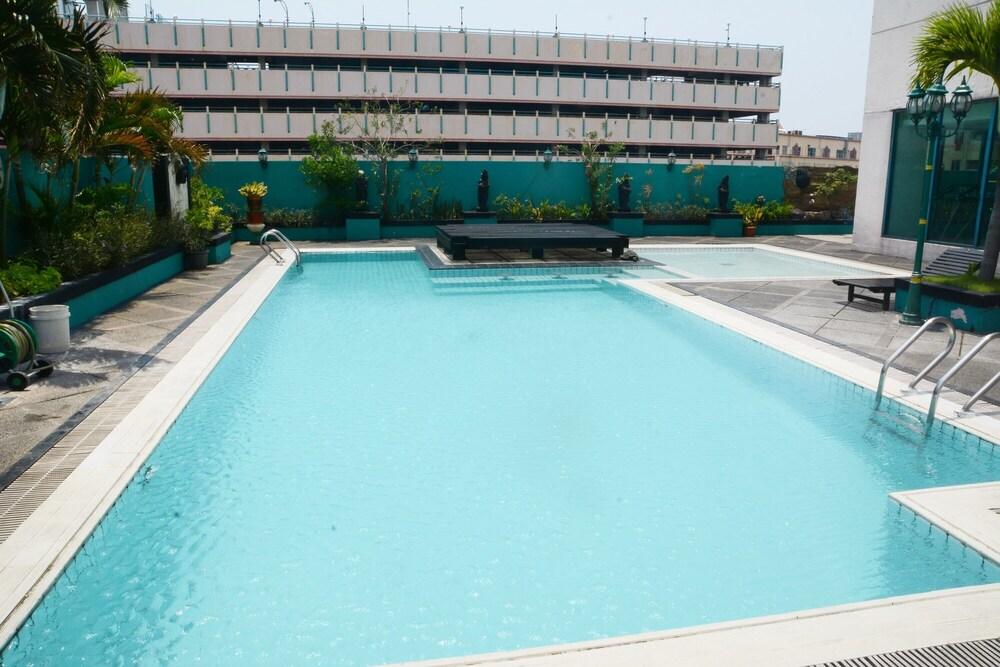 Simply 1BR Pangeran Jayakarta Apartment Waterslide