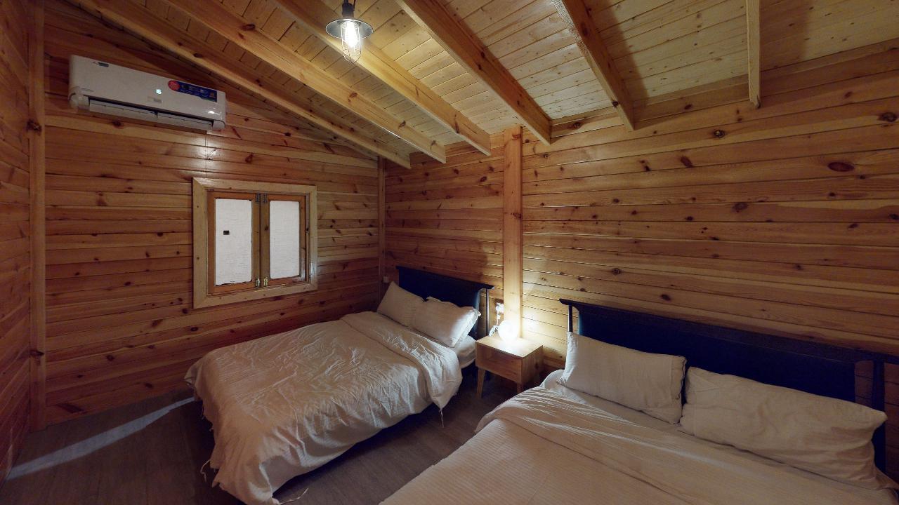 Comfy Chalet with Home Projector | 254 Bedroom