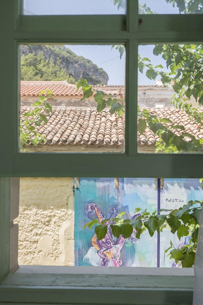 Samaina Port Exterior