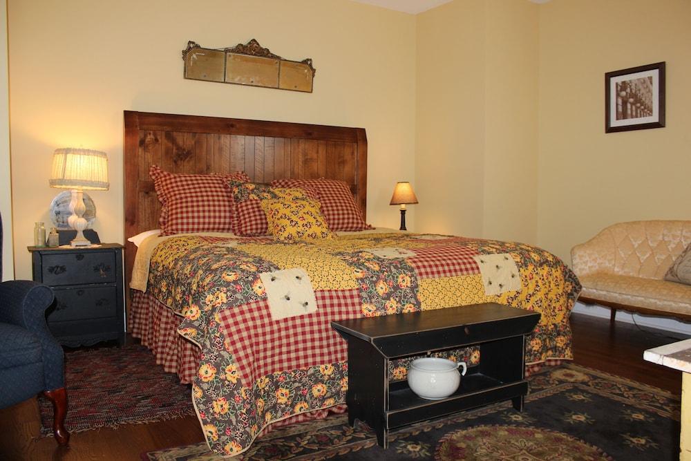 Pikk's Inn Room