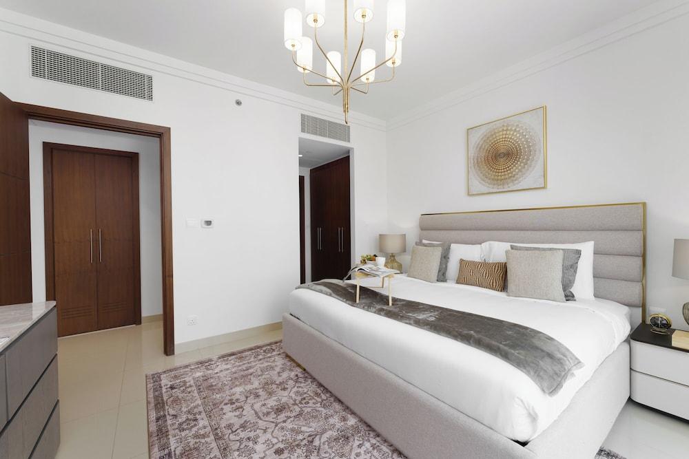 Maison Privee - Inviting Apt with Fabulous Dubai Canal & Skyline Vws Room