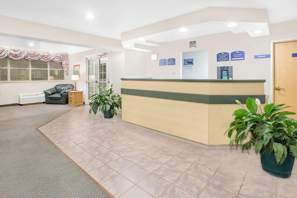 Microtel Inn by Wyndham Broken Bow Lobby