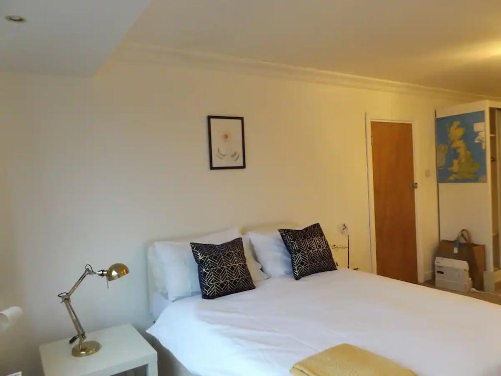 Room in Guest Room - Spacious Double Room in Coventry Room