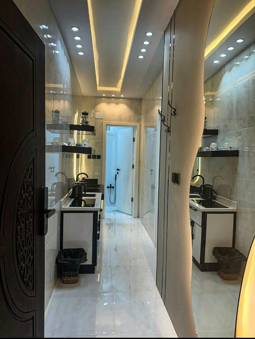 Elegant Studio with Comfortable and Simple Furniture | 4774 Bathroom