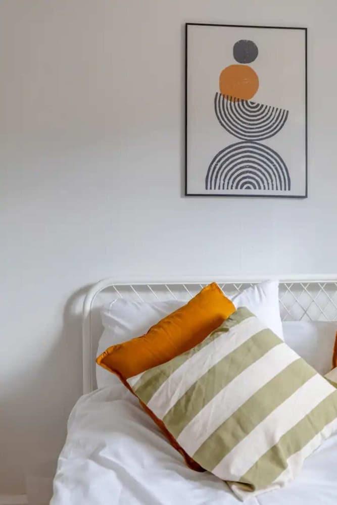 Cosy 4BD Flat W/private Balcony - Nine Elms! Room
