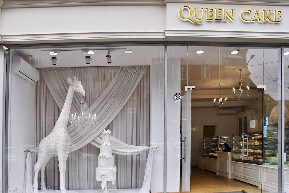 Chic 1BR Cascade Views and Near Opera Exterior