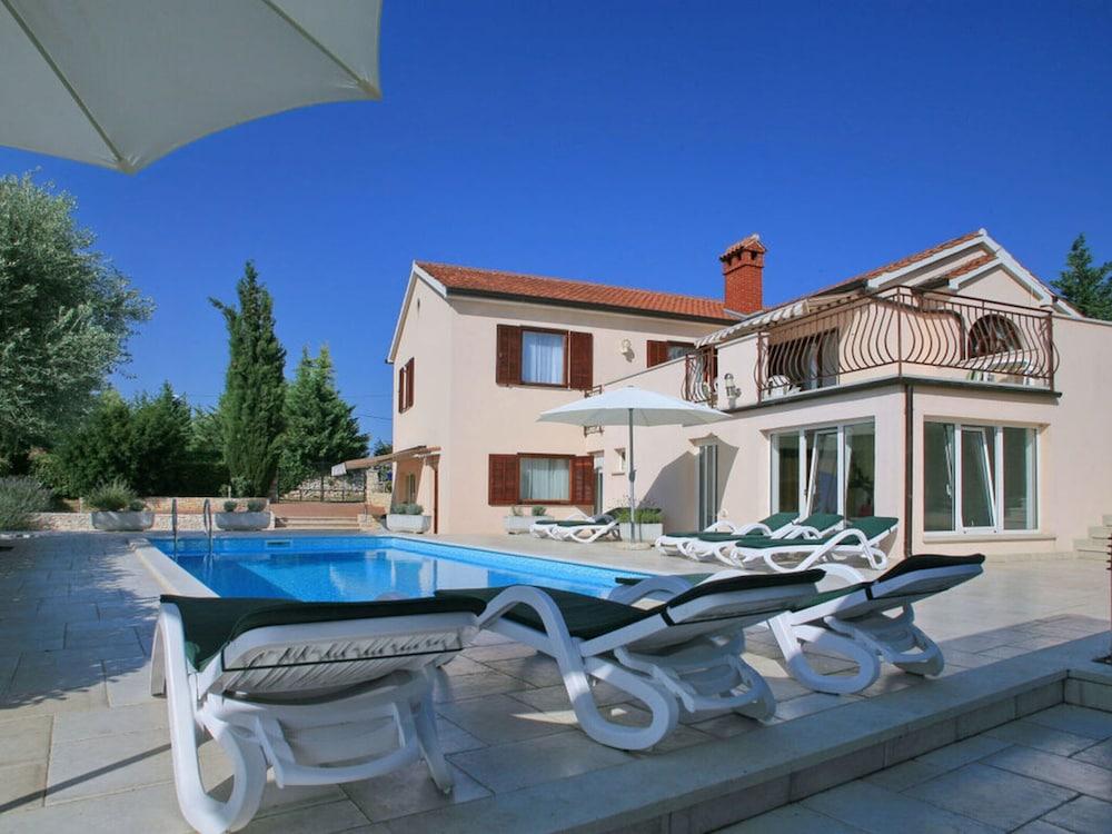 Villa Rosy Comfortable Holiday Residence