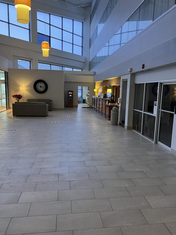 Gateway Hotel & Convention Center, BWPC Lobby