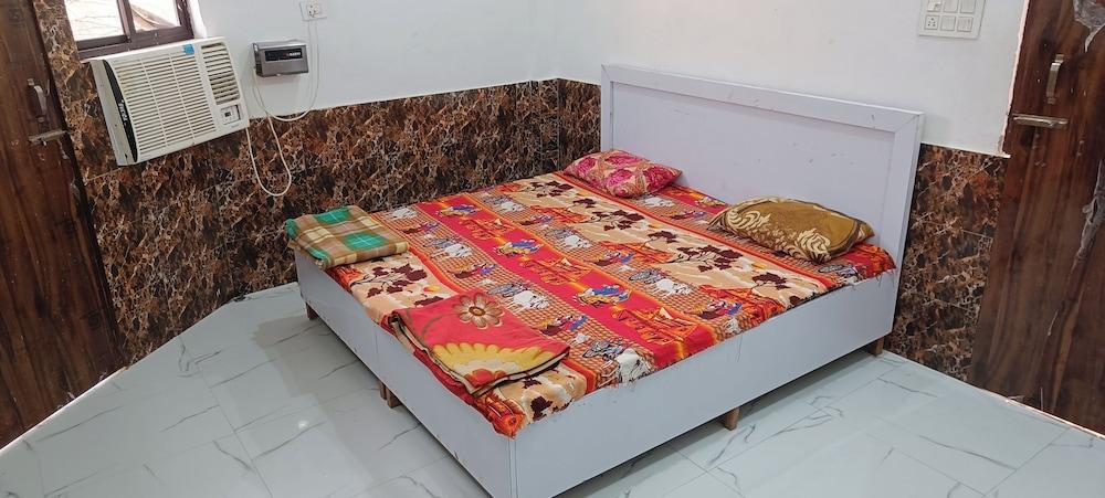 SHRI  KRISHNA SHRYAASHRYA ASHRAM Room