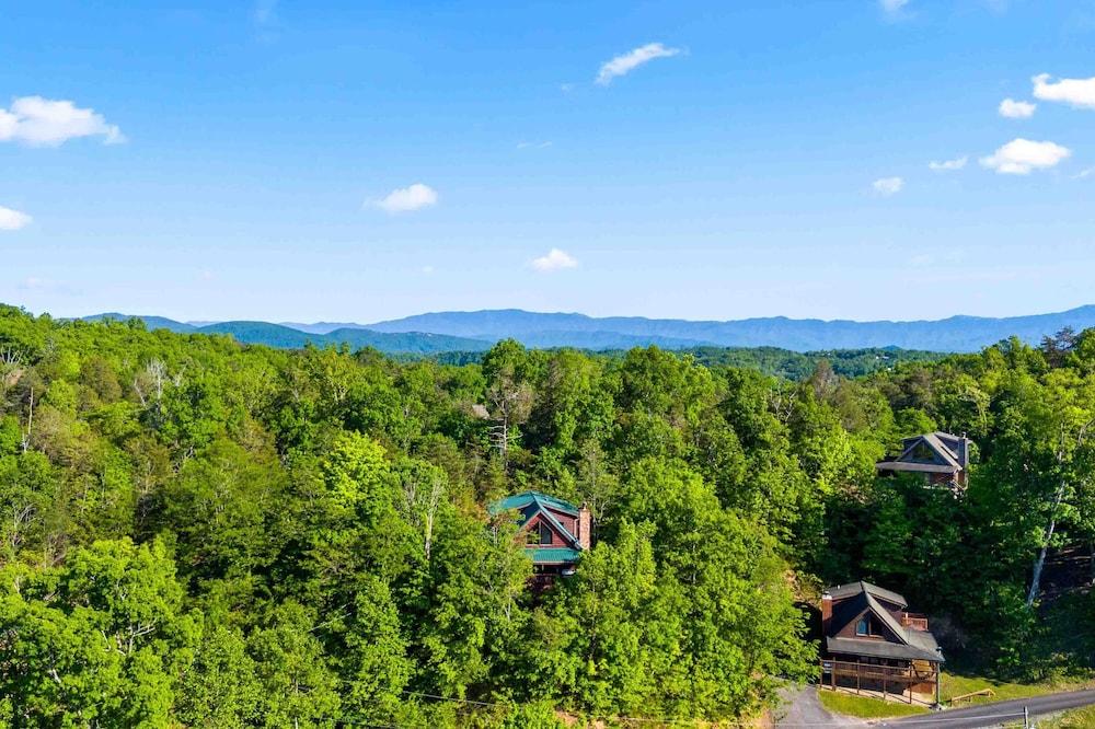 Rustic 3br Cabin Near Lake w/ Hot Tub! Aerial View