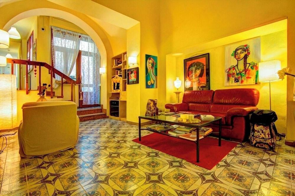 Albergo Etruria Lobby Sitting Area