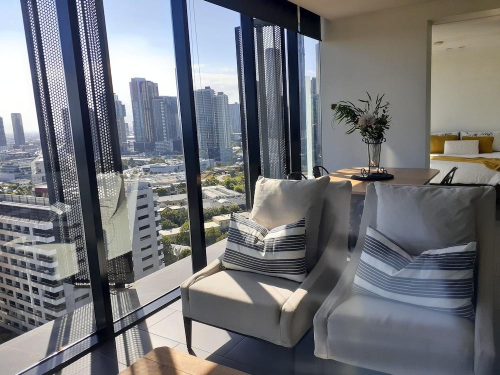 Top Floor Stunning Views Featured Image