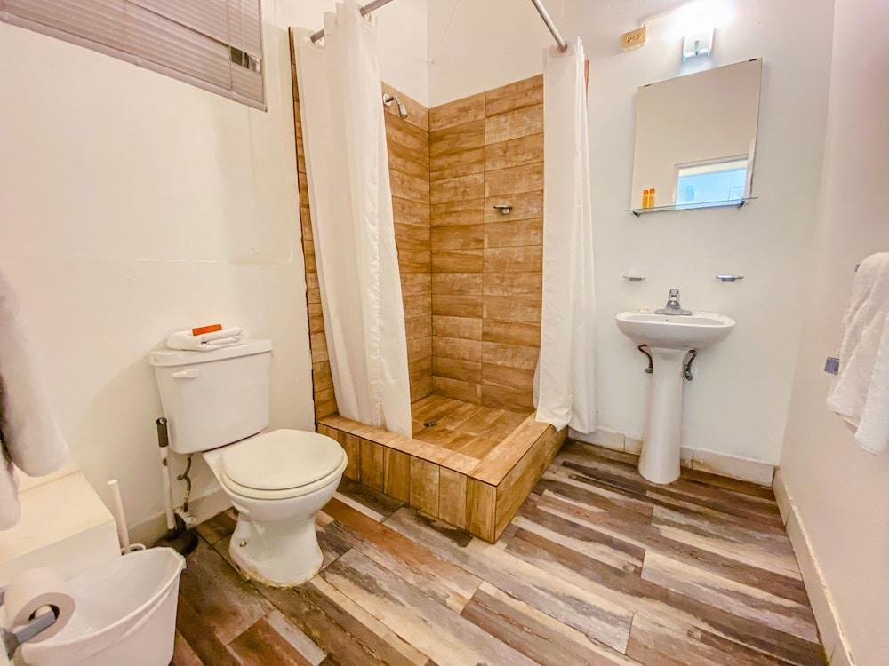 Gladiolas 1206 Bathroom