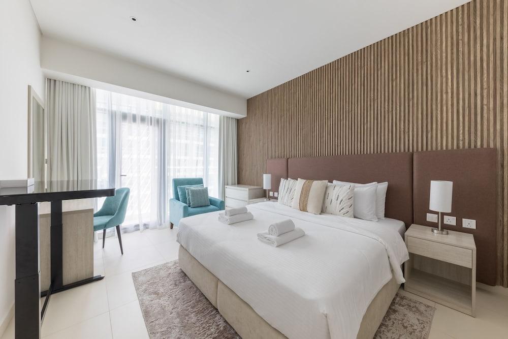 Signature 1 Bed at Seven Palm With Infinity Pool Room