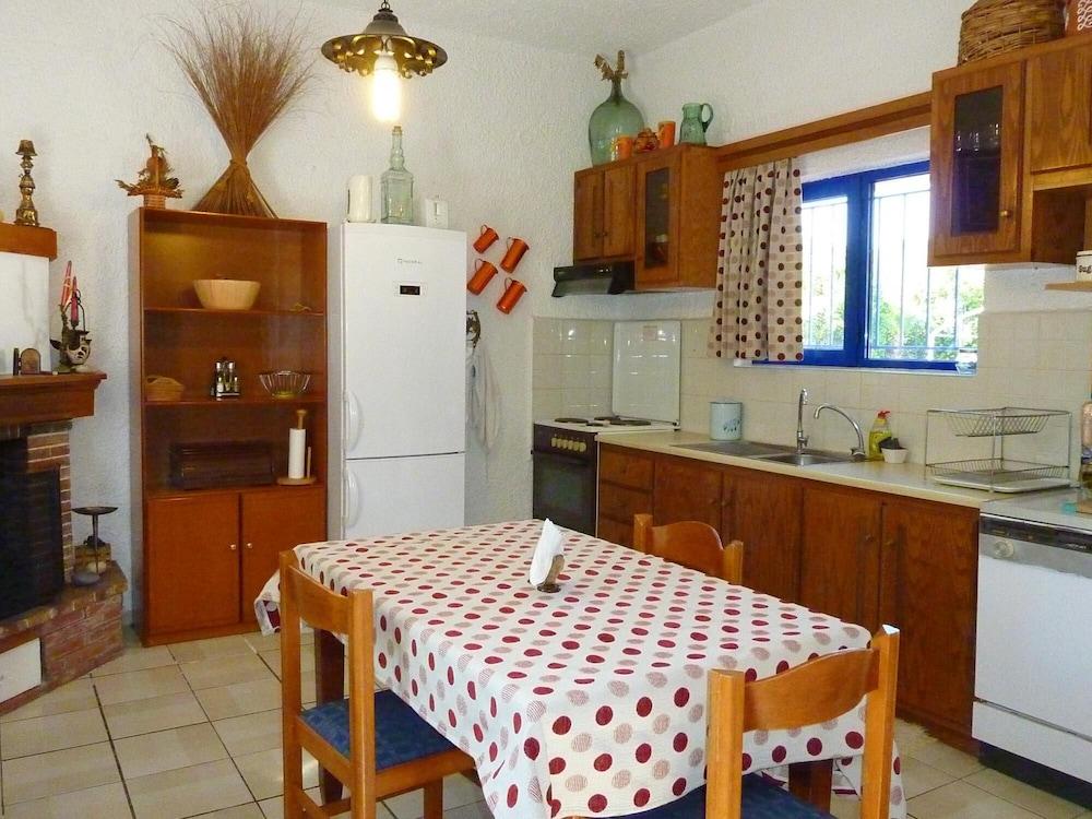 Maros Spitaki in Varipetro Room