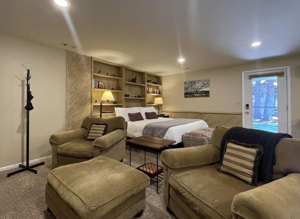 Couples Retreat With Hot Tub, Sauna and Steam Room