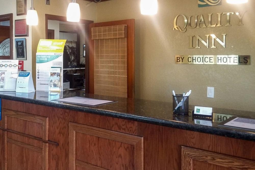 Quality Inn San Diego I-5 Naval Base Lobby