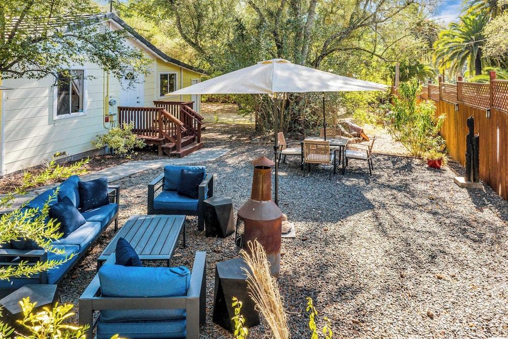 Grapevine Cottage by Avantstay Hobby Vineyard + Firepit Interior