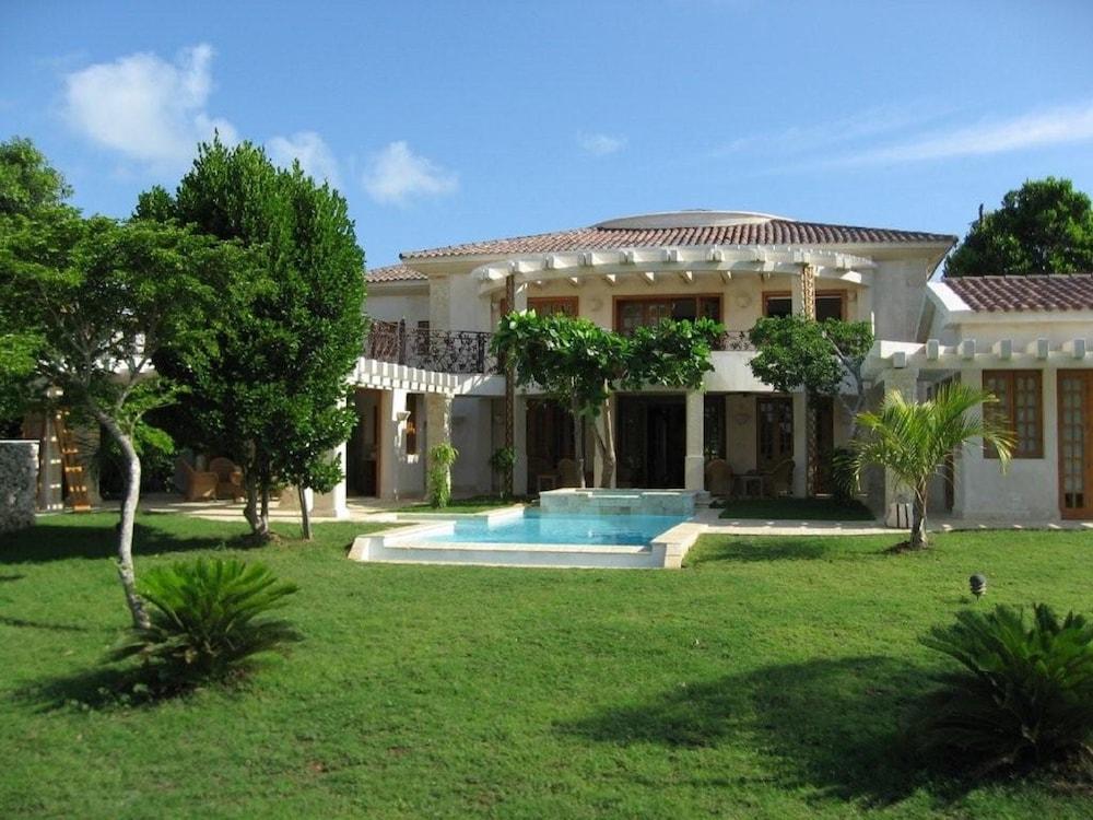 Tortuga D-2 Outdoor Pool