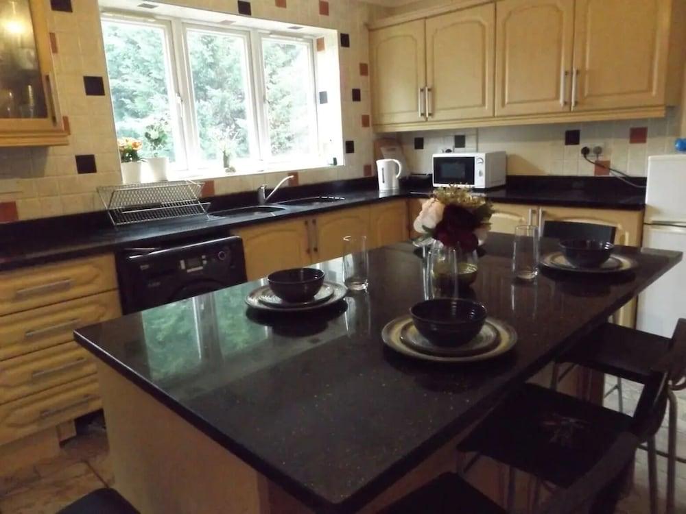 Room in Guest Room - Spacious Double Room in Coventry Interior