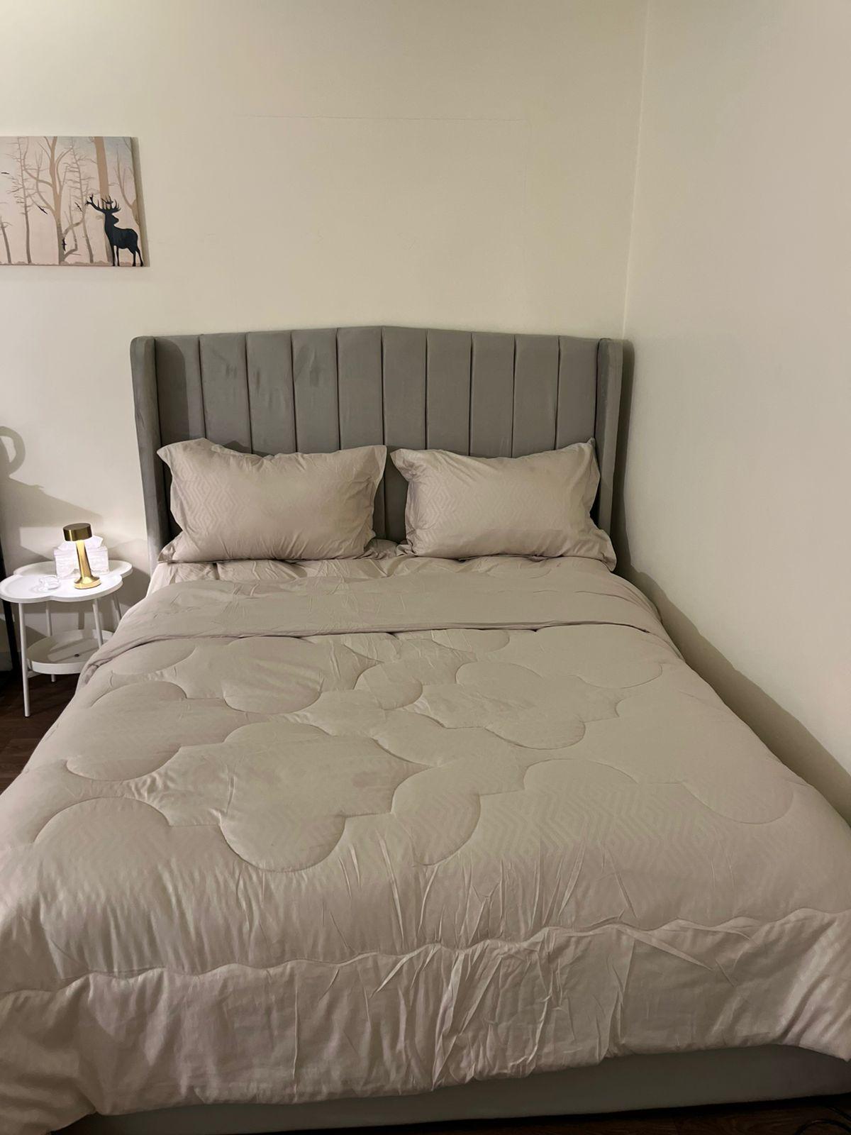 Elegant Studio with Comfortable and Simple Furniture | 5737 Bedroom
