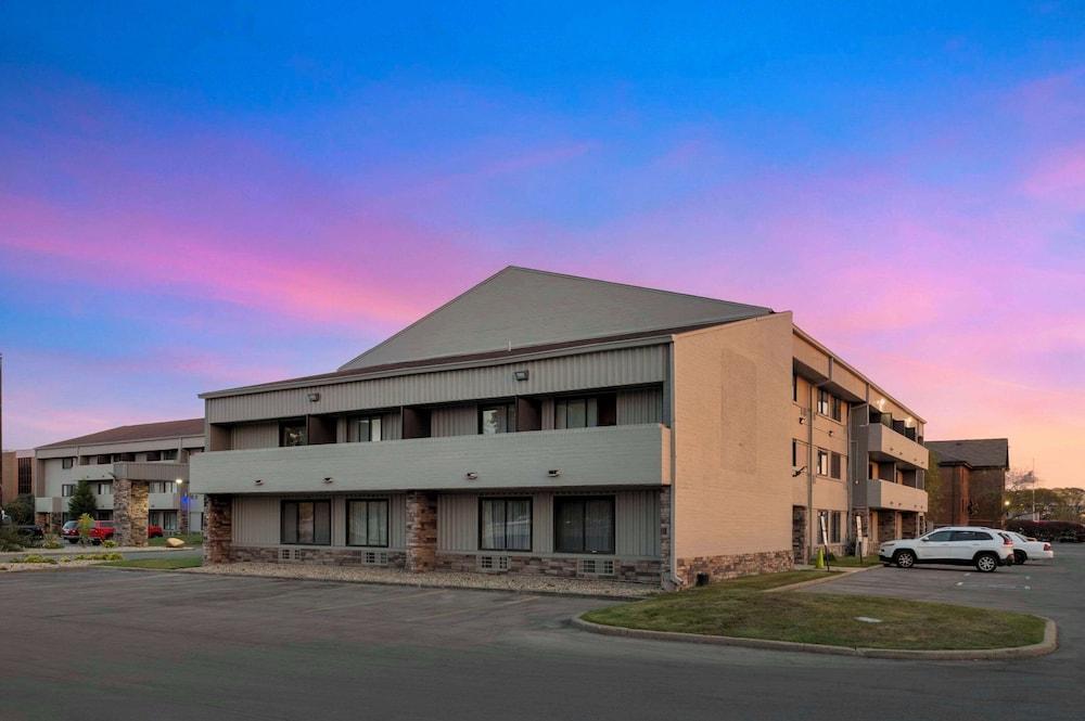 Comfort Inn & Suites North at the Pyramids Exterior