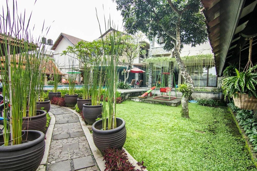 Hotel Sriti Property Grounds