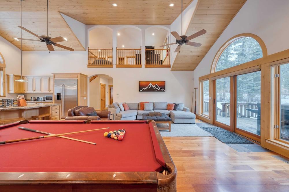 5 Mins to Ski Resort Ping Pong, Pool Table, Deck Donner Ridge by Avantstay Interior