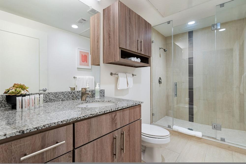 لودجور فيبرانت ستيليش  بد روم لوفت ميدتاون غرفة