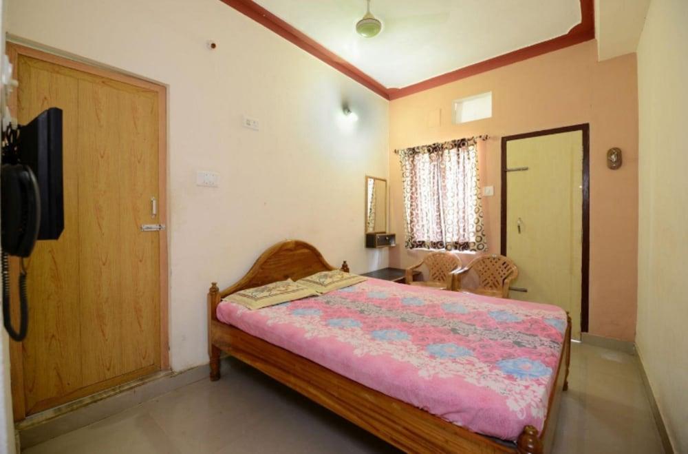 Goroomgo Surya Inn Konark Room