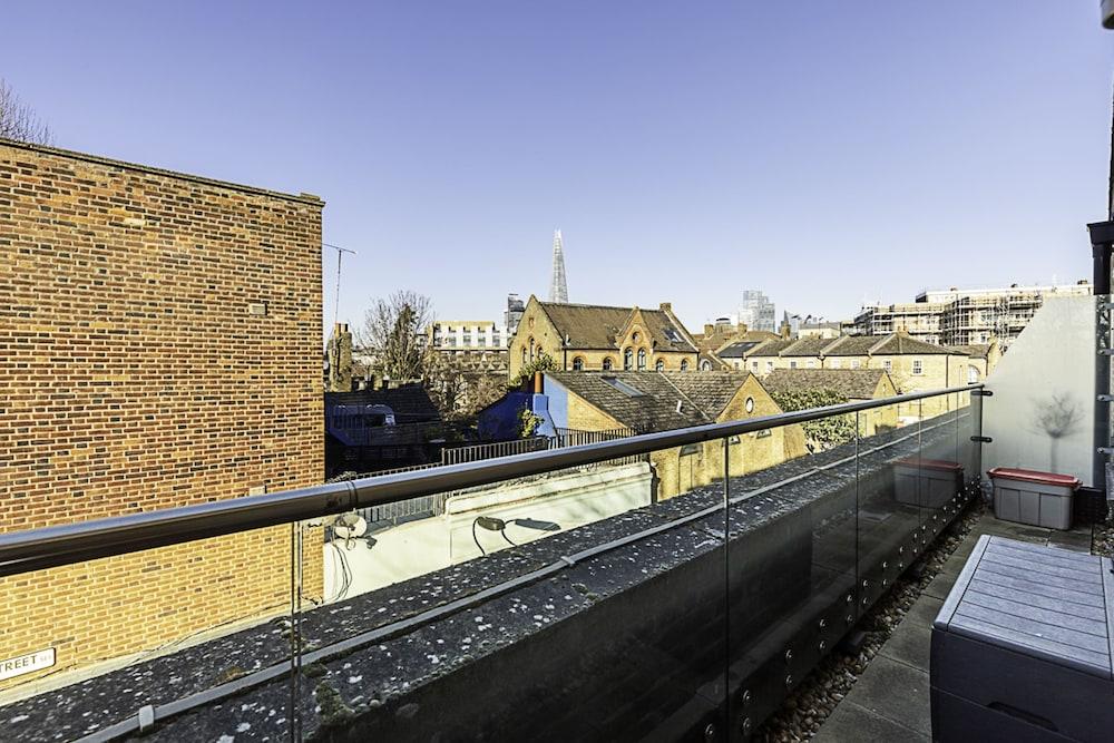 بيرموندسي بليس: فيوس، كمفرت، آند سيتي أسيس! المنطقة الخارجية