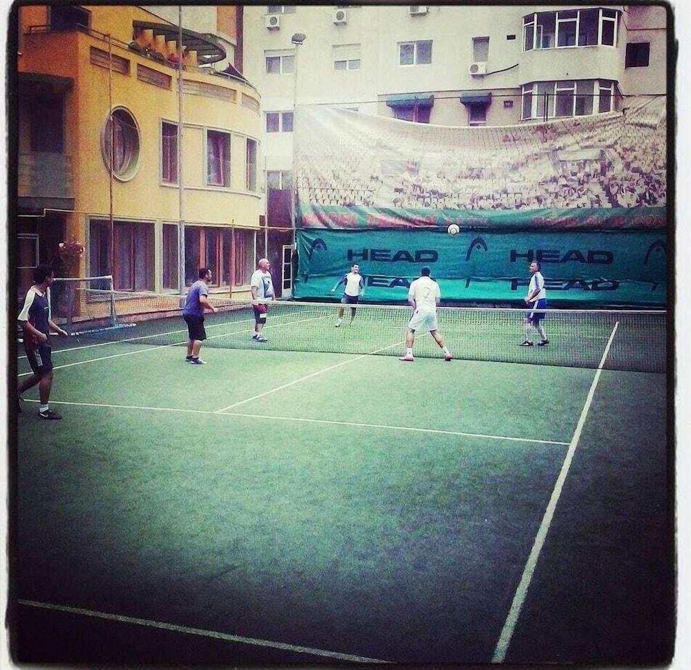 Hotel Traian Tennis Court