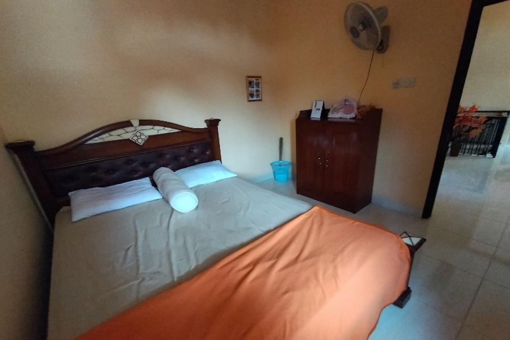 OYO Home 91250 Desa Wisata TarajuNearGunung Panggung Room
