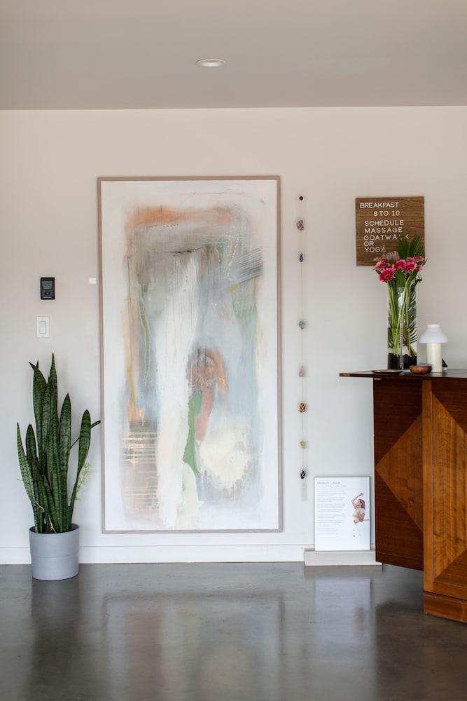 تويلف سينسيس ريتريت، إيه ميمبر أوف ديزاين هوتلز الردهة