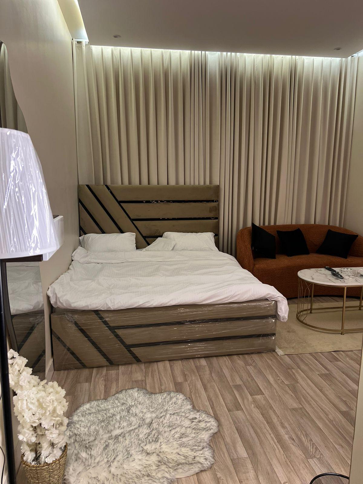 Attractive Studio with Comfortable and Simple Furniture | 5552 Bedroom