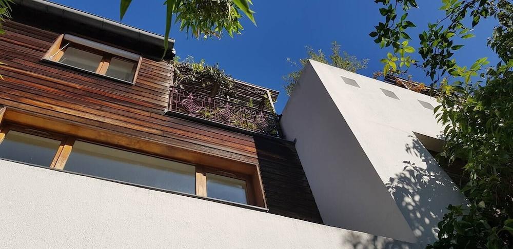 Stunning Architect House with courtyard Exterior