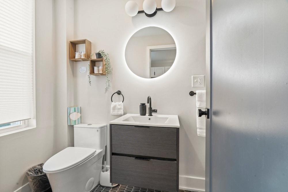 1BR Passyunk AveStunner-Perfect Location Bathroom