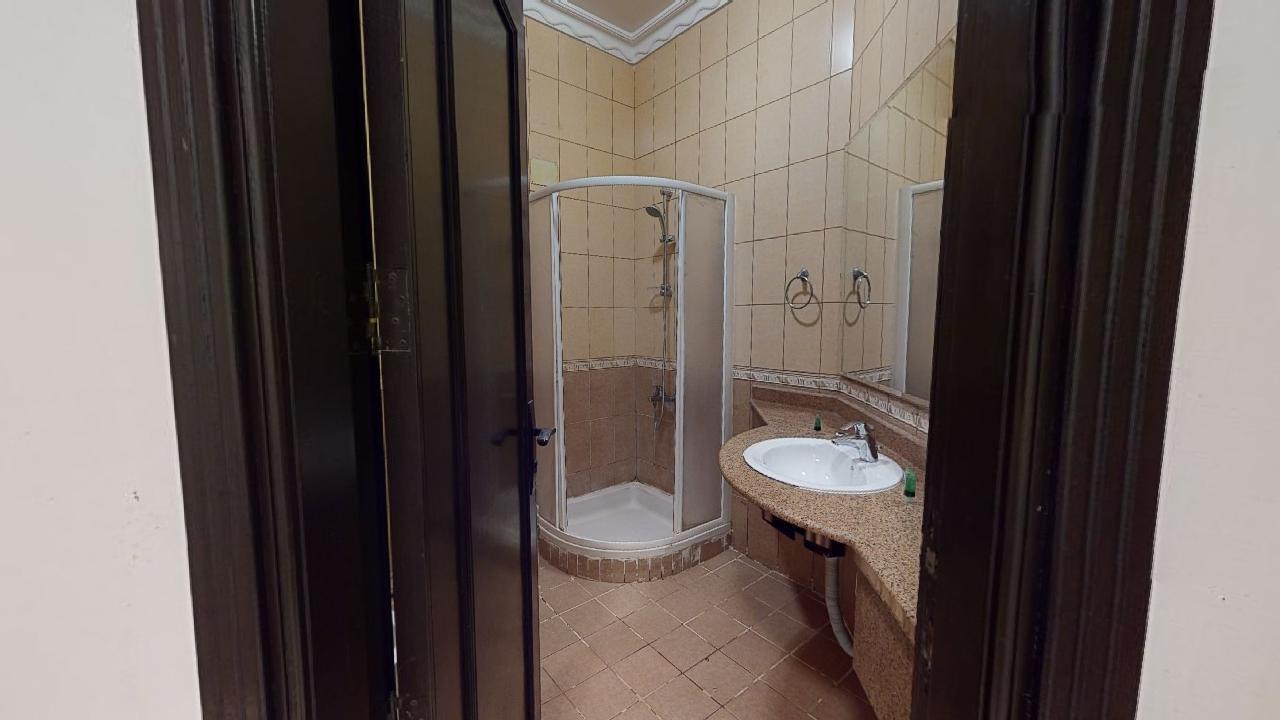 Elegant Chalet with Comfortable and Simple Furniture | 1952 Bathroom