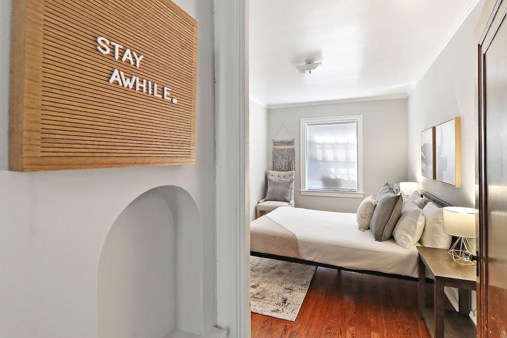 Contemporary Cragin 1BR Apt in Lockwood Room