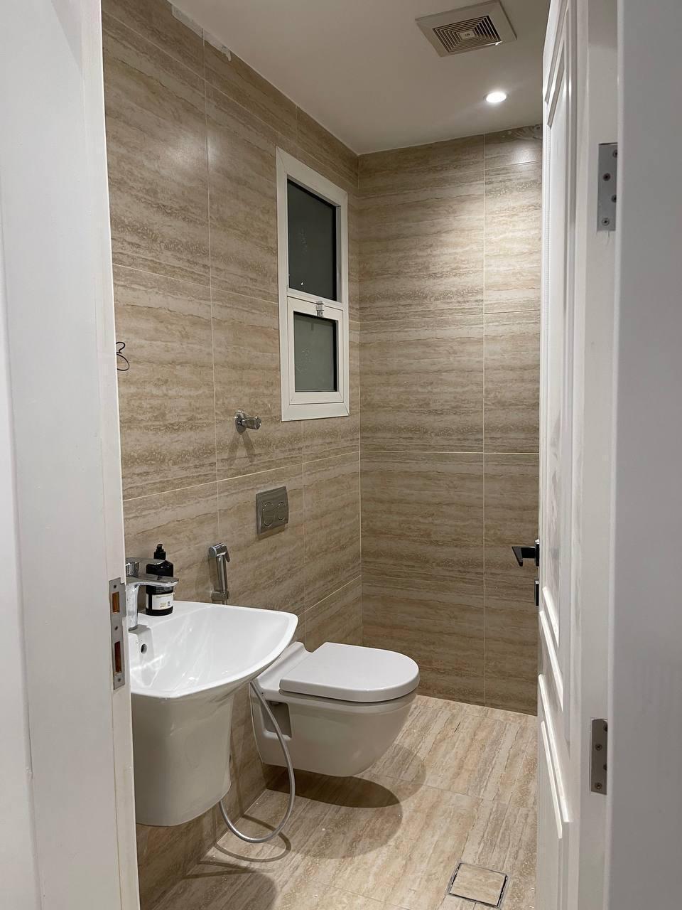 Comfy Studio with Comfortable and Simple Furniture | 5639 Bathroom