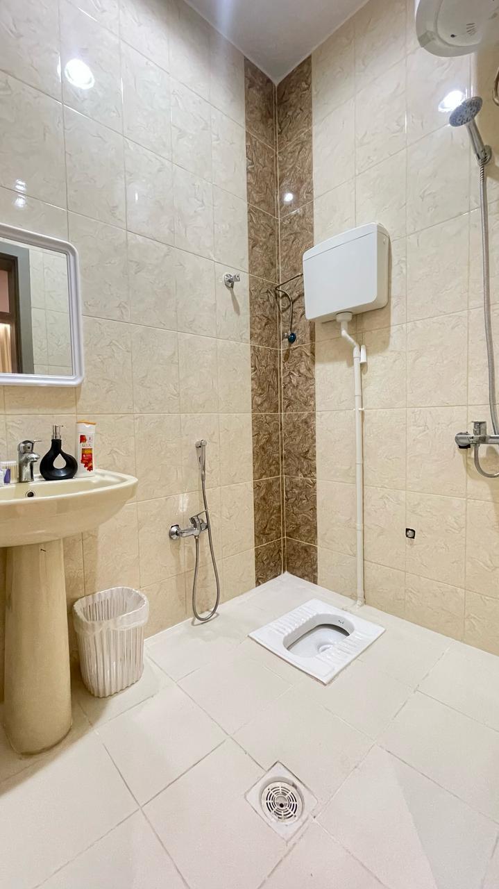 Elegant Apartment with Comfortable and Simple Furniture | 5580 Bathroom