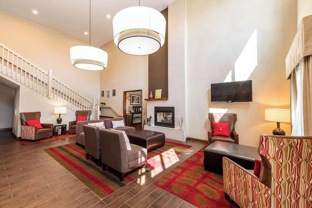 Quality Inn & Suites University Fort Collins Lobby