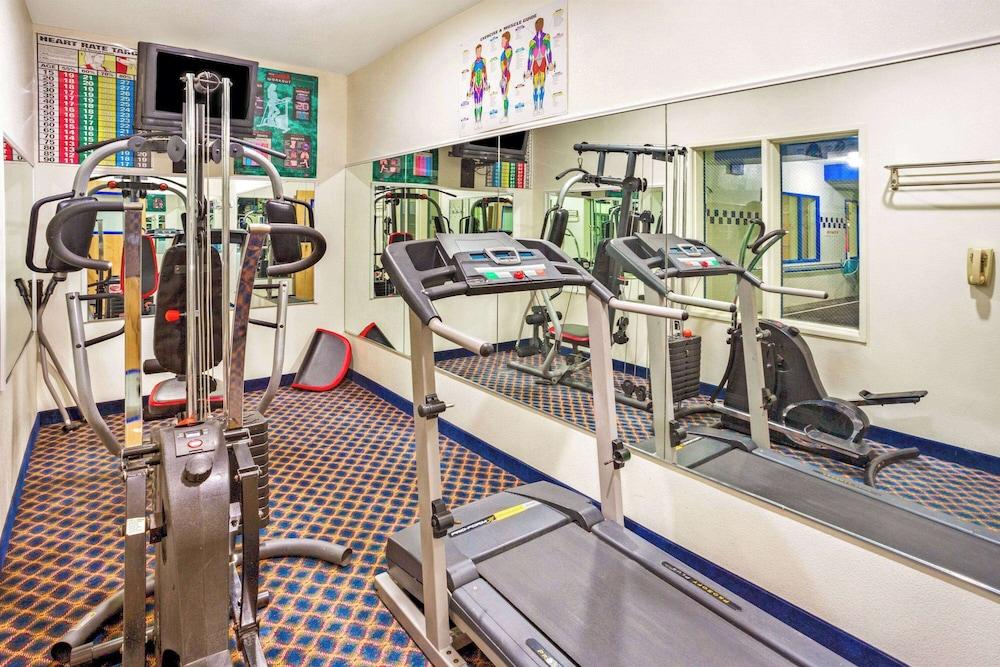 Days Inn & Suites by Wyndham Gresham Fitness Facility